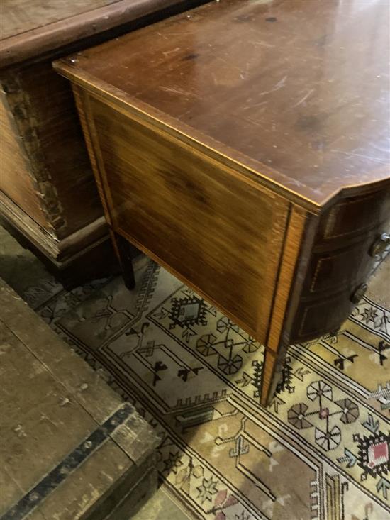 An Edwardian mahogany kneehole dressing table, width 128cm, depth 64cm, height 75cm